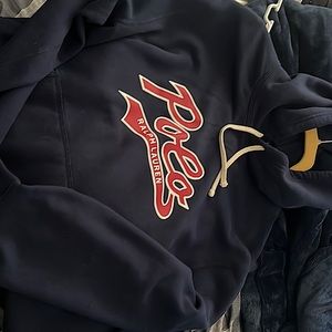 Polo (Hoodie)